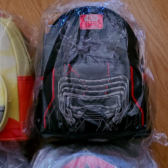 Bundle of 4 NYCC LOUNGEFLY STAR WARS BACKPACKS + 1 WALLET DARTH  MAUL MANDALORIA - Picture 4 of 16